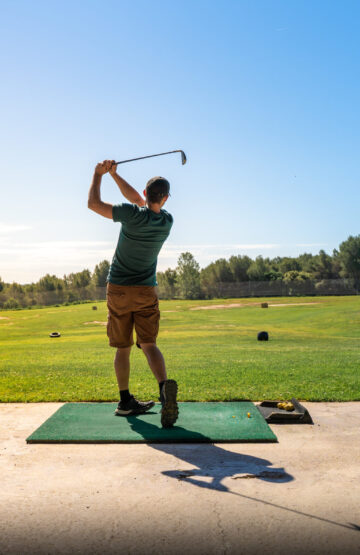 Junger Mann spielt Golf im Sommer. Unbekannte Person. Hochwertiges Foto