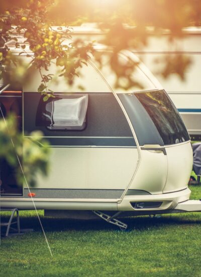 Freizeitfahrzeug-Camping. Urlaub im Wohnwagen. Reisemobil-Thema.